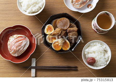 豚の角煮と、毛蟹の甲羅盛りの食卓 75315813