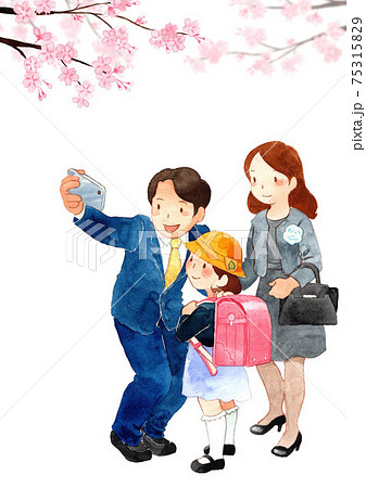 桜の木の下で写真を撮る新入学生の親子（A4縦構図） 75315829