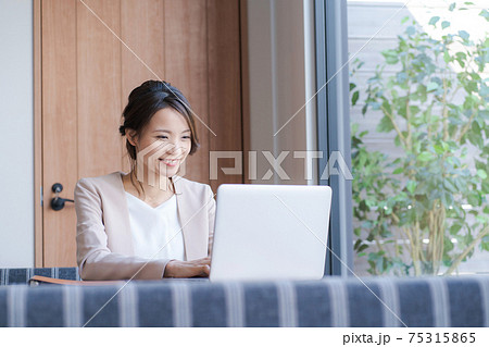 コワーキング イメージ　20代女性 75315865