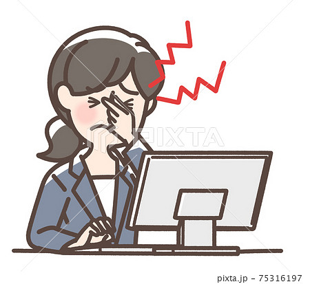 パソコンで目が疲れたスーツの女性 75316197