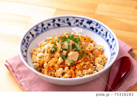 炒り豆腐 炒り豆腐 75316283