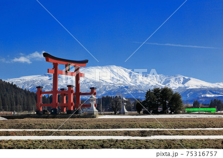 羽黒山大鳥居と月山 羽黒山大鳥居と月山 75316757