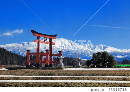 羽黒山大鳥居と月山 羽黒山大鳥居と月山 75316758