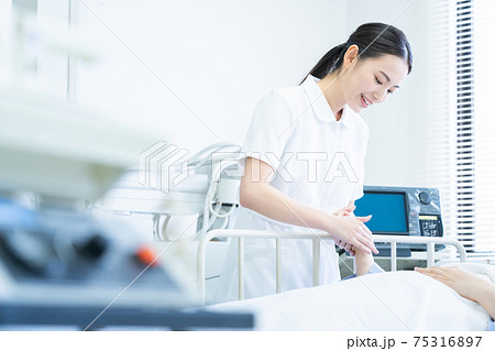 病院　医療　ICU　看護師　入院 75316897