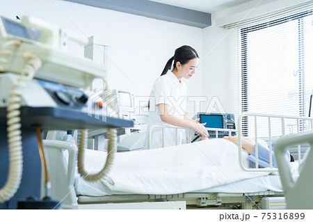 病院　医療　ICU　看護師　入院 75316899