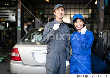 工場で働く自動車整備士 工場で働く自動車整備士 75317021