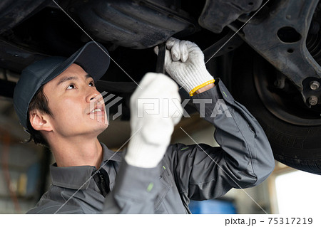 工場で働く自動車整備士の写真素材