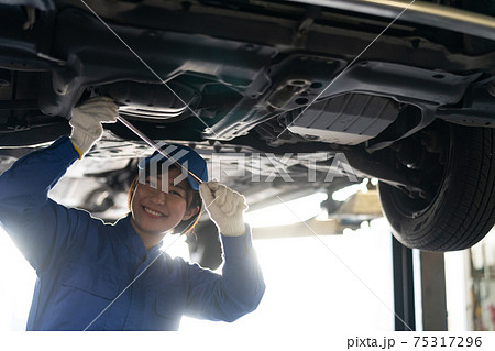 工場で働く自動車整備士 75317296