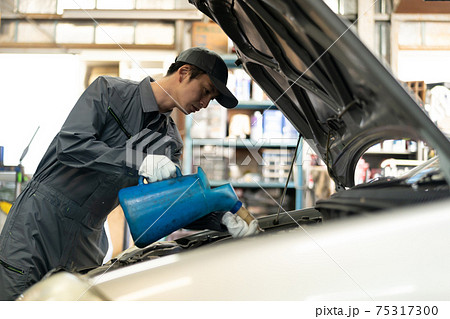 工場で働く自動車整備士 工場で働く自動車整備士 75317300