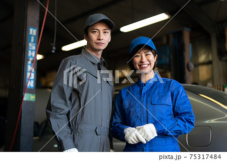 工場で働く自動車整備士 工場で働く自動車整備士 75317484