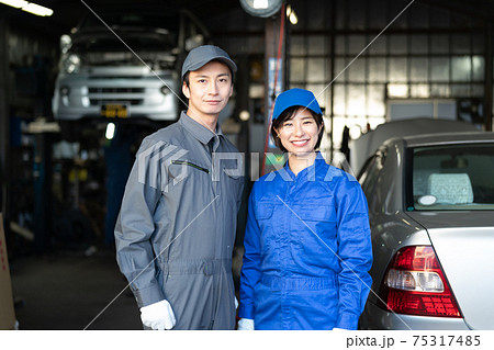 工場で働く自動車整備士 工場で働く自動車整備士 75317485