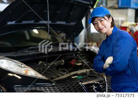 工場で働く自動車整備士 75317575