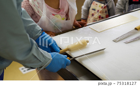 ちくわの手作り体験をする子供 ちくわの手作り体験をする子供 75318127