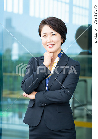 笑顔のビジネスウーマン　ミドル 75318175