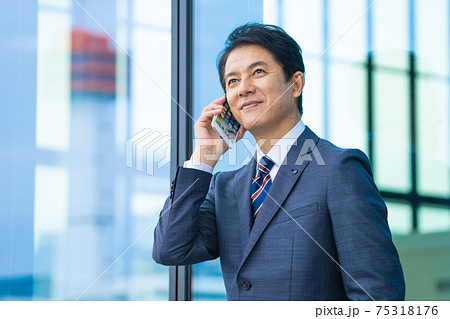 ミドルビジネスマンの仕事イメージ ミドルビジネスマンの仕事イメージ 75318176