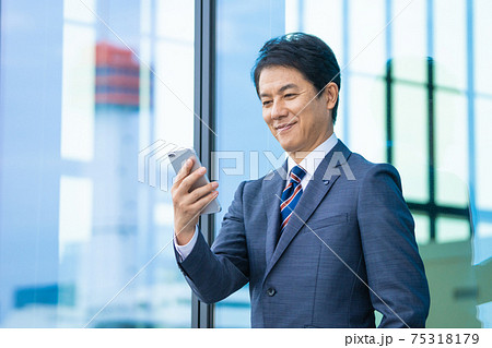 ミドルビジネスマンの仕事イメージ ミドルビジネスマンの仕事イメージ 75318179