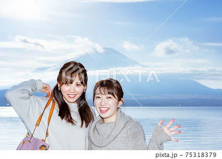 女子旅で山中湖からの富士山を楽しむ二人の女性 女子旅で山中湖からの富士山を楽しむ二人の女性 75318379