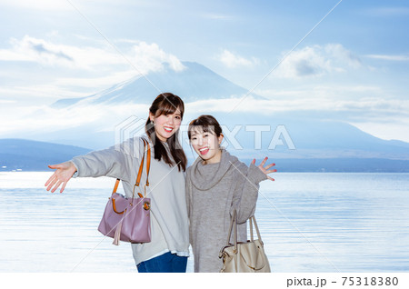 女子旅で山中湖からの富士山を楽しむ二人の女性 女子旅で山中湖からの富士山を楽しむ二人の女性 75318380