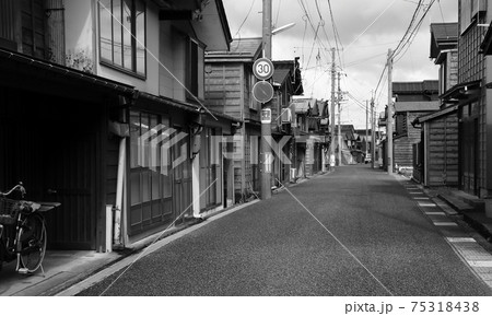 新潟県出雲崎町町並み景観保存地区モノクロ 75318438
