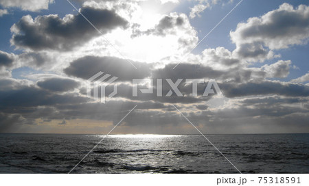 日本海を照らす陽射しと天使の梯子 75318591