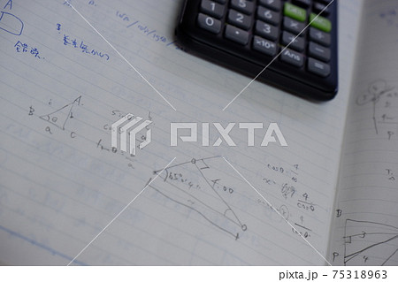 手書きノート 関数電卓 計算練習 勉強 資格取得 イメージの写真素材