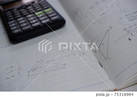 手書きノート 関数電卓 計算練習 勉強 資格取得 イメージの写真素材