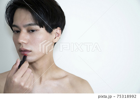 口紅を塗る男性の写真素材