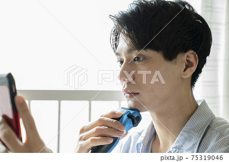 ひげ剃りをする男性 75319046