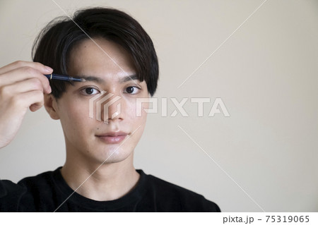 まゆ毛を書く男性 75319065