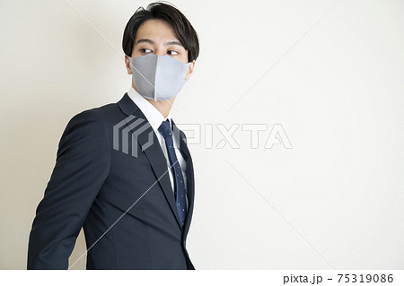 マスクをしたビジネスマン 75319086