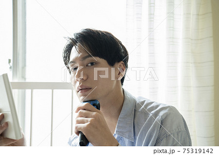 ひげ剃りをする男性 75319142
