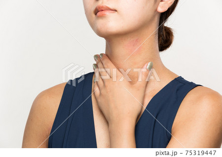 女性の首は炎症を起こしている。 75319447