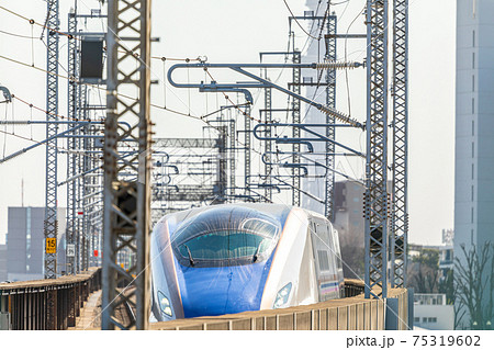 「東京都」都内高架線を走行する新幹線 75319602