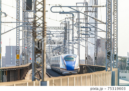 「東京都」都内高架線を走行する新幹線 「東京都」都内高架線を走行する新幹線 75319603