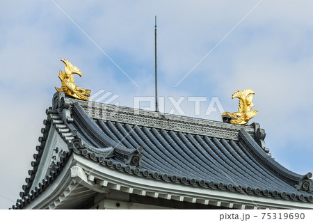 金のシャチホコを見る墨俣城屋根風景 75319690