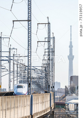 「東京都」都内の高架走る新幹線と東京スカイツリー 75319957