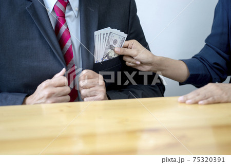 Businessmen or customers are putting money into the pocket 75320391