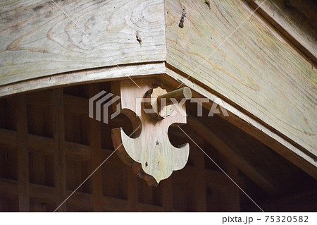 懸魚。破風。六葉。菊座。樽の口。神社仏閣の木造の屋根。鬼滅の刃聖地巡礼。天石立神社境内柳生戸岩谷。の写真素材 [75320582] - PIXTA