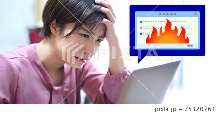 ネット炎上で困る女性イメージ ネット炎上で困る女性イメージ 75320761