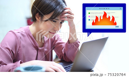 ネット炎上で困る女性イメージ ネット炎上で困る女性イメージ 75320764