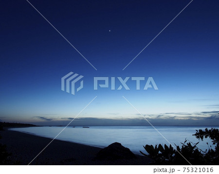 波照間島・薄明のニシ浜の空に輝く金星 波照間島・薄明のニシ浜の空に輝く金星 75321016