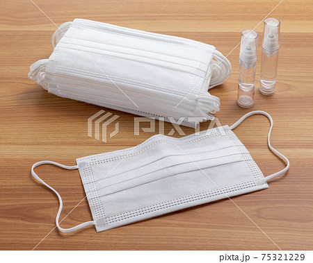 マスクと消毒薬 マスクと消毒薬 75321229