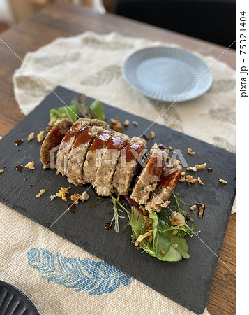 手作りミートローフが並ぶ食卓 75321404