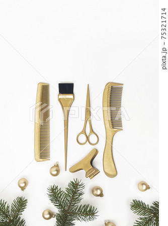 Banner with hairdressing tools in gold color and a Christmas tree on a white background. Holiday template with hair salon accessories with space for text. 75321714