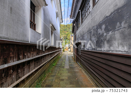 トンバイ堀のある裏通り　佐賀県有田町 75321743