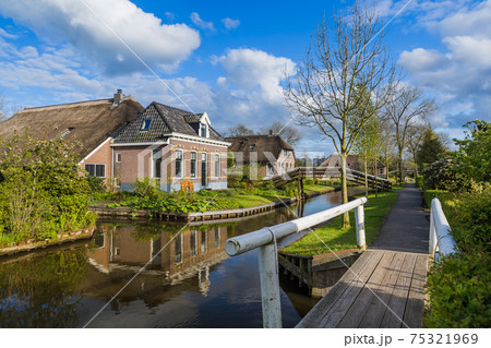 Typical dutch village Giethoorn in Netherlands 75321969