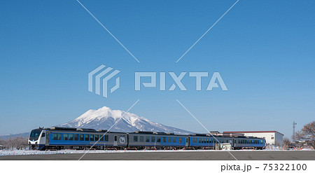 冬の岩木山とリゾートしらかみ号 75322100