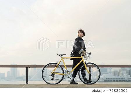 海辺を散歩する女性 75322502