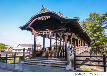 快晴の青空を背景に金刀比羅宮の鞘橋(香川県琴平町) 快晴の青空を背景に金刀比羅宮の鞘橋(香川県琴平町) 75322622