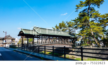快晴の青空を背景に金刀比羅宮の鞘橋（香川県琴平町） 75322623